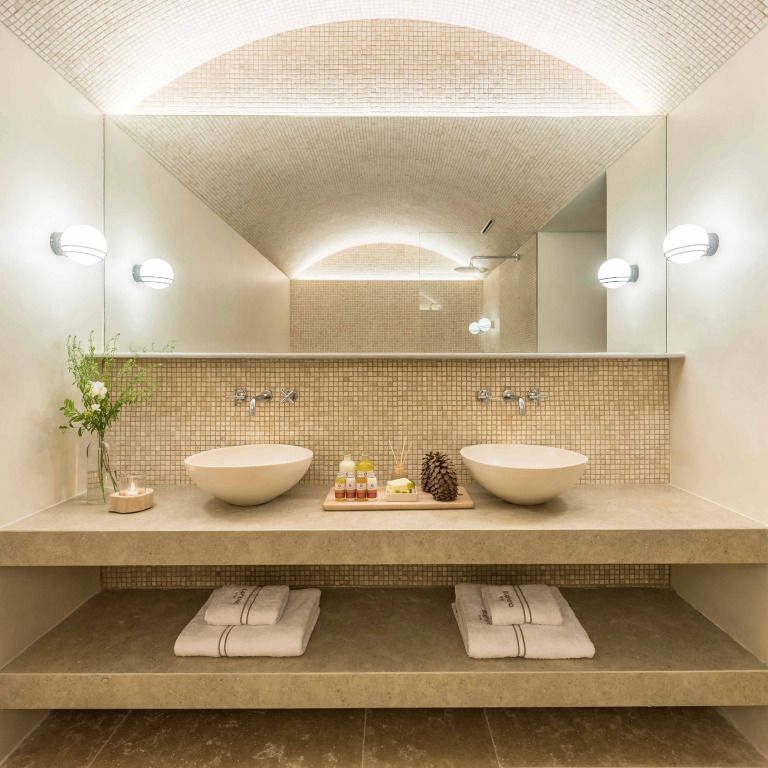 Schickes Badezimmer mit zwei Waschbecken und dekorativen Elementen