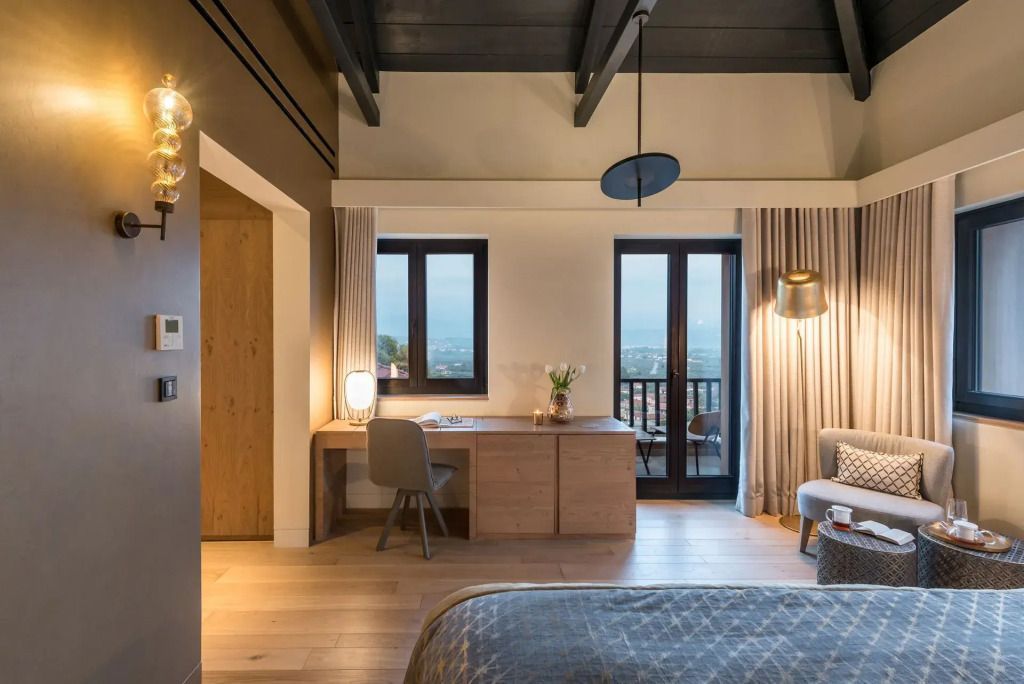 Großzügiges Hotelzimmer mit Schreibtisch und Balkon