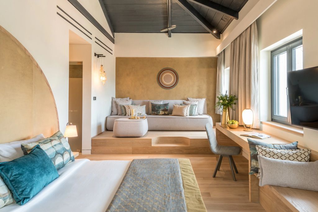 Elegante Junior-Suite mit stilvoller Einrichtung, Holzbalkendecke und gemütlichem Ambiente