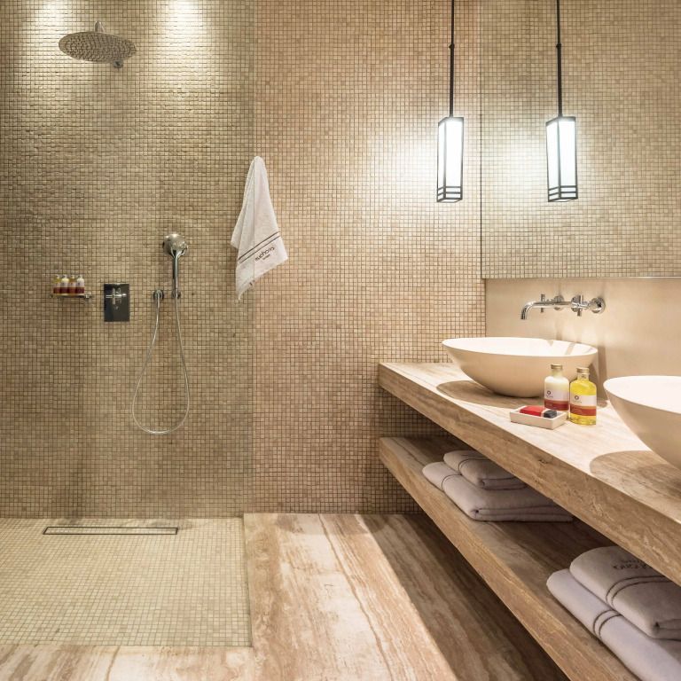 Luxuriöses Badezimmer mit Doppelwaschbecken und Walk-In Dusche im Euphoria Retreat Hotel