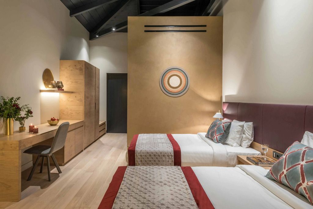 Superior Doppelzimmer mit zwei Betten in warmen Tönen und moderner Einrichtung