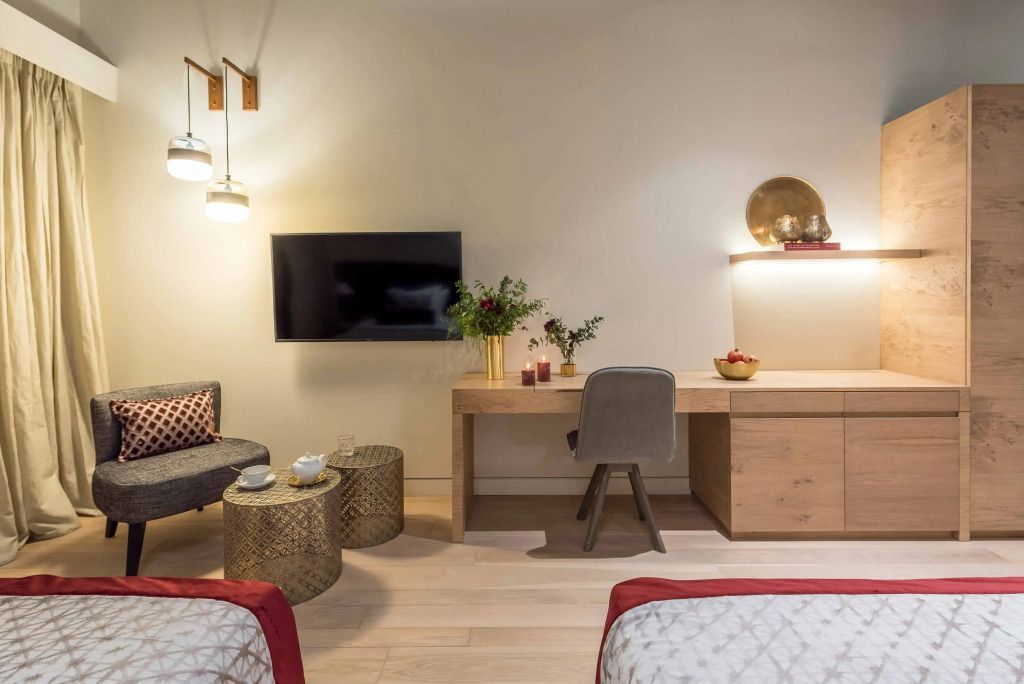 Arbeitsbereich im Superior Zimmer mit Fernseher und stilvollem Dekor im Euphoria Retreat