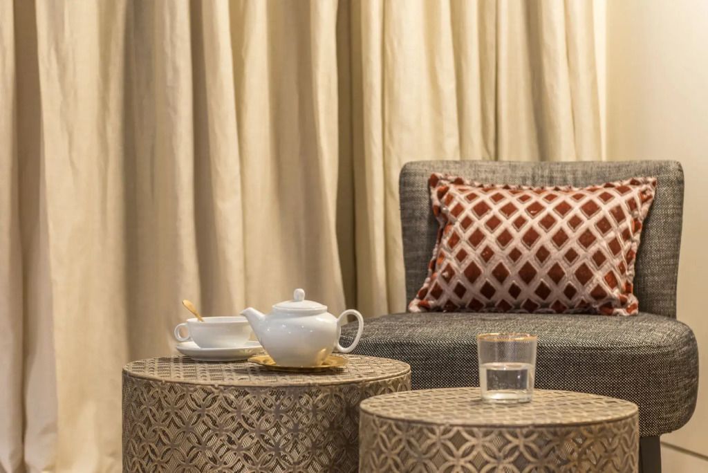 Gemütliche Sitzecke mit Teekanne und Kissen im Superior Zimmer des Euphoria Retreat