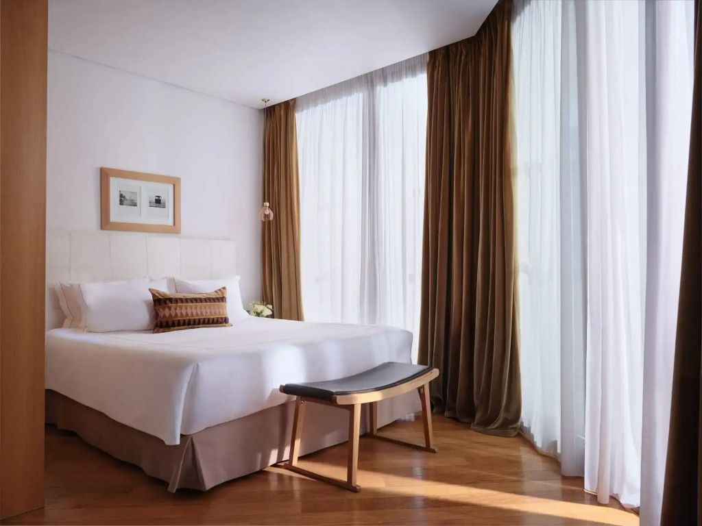 Helles Doppelzimmer mit modernem Design und großen Fenstern