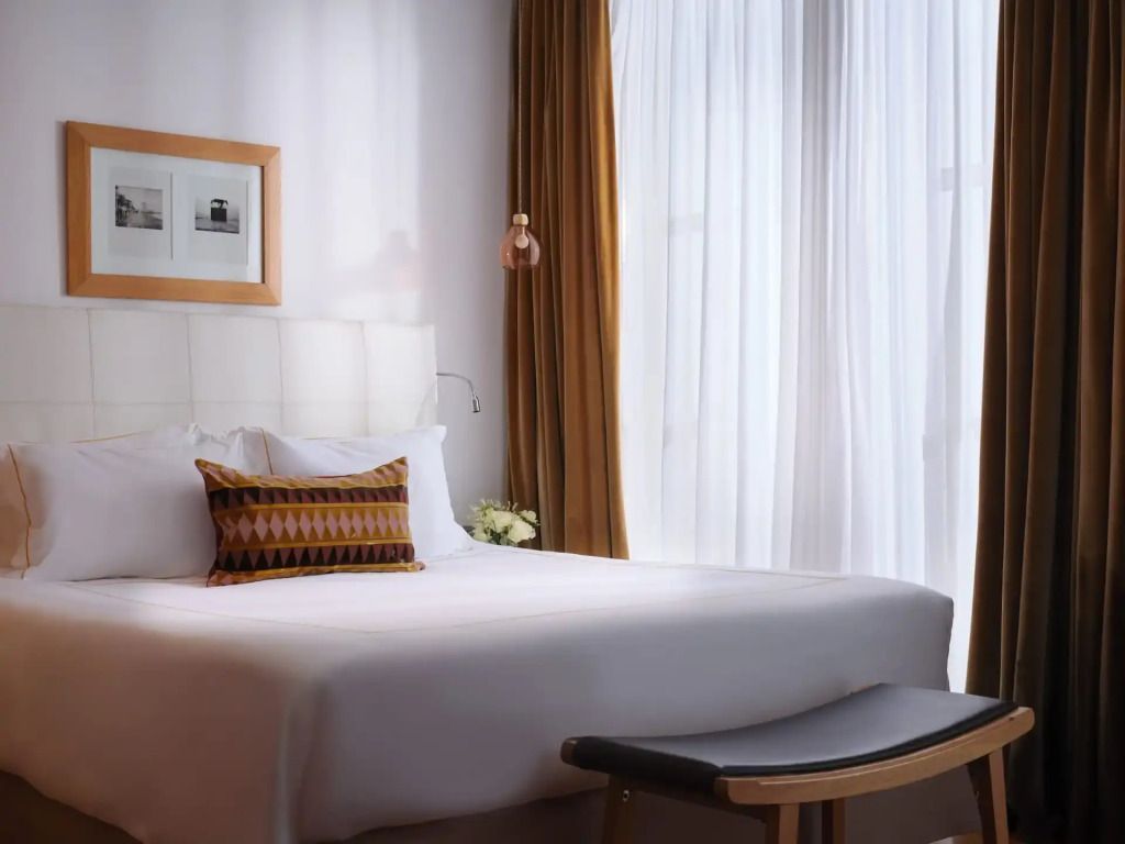 Stilvoll eingerichtetes Zimmer mit Tageslicht und Dekokissen