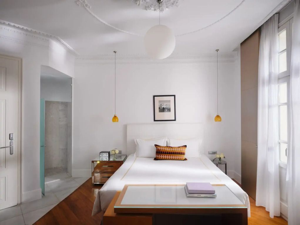 Elegantes Hotelzimmer mit Doppelbett und minimalistischer Dekoration