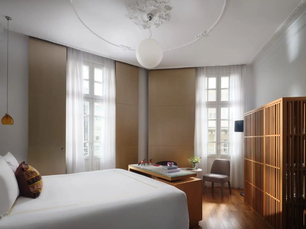 Helles Zimmer mit großen Fenstern und klassischem Dekor