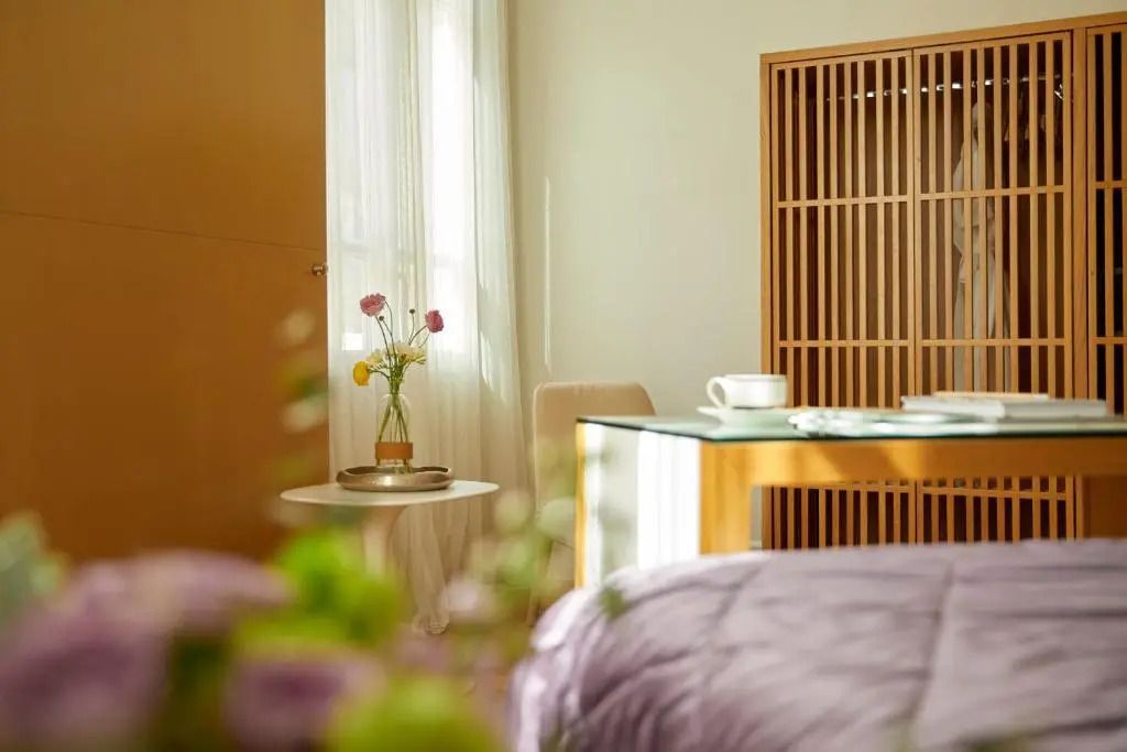 Gemütlicher Sitzbereich mit Blumen und Kaffeetasse