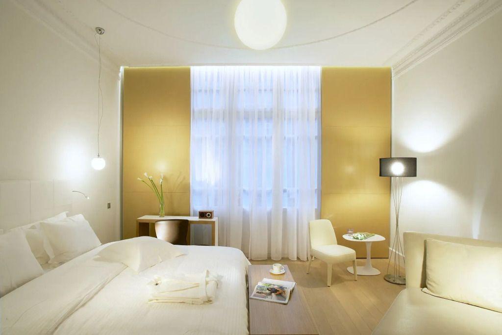 Helles Schlafzimmer mit großen Fenstern, modernem Design und eleganter Beleuchtung.
