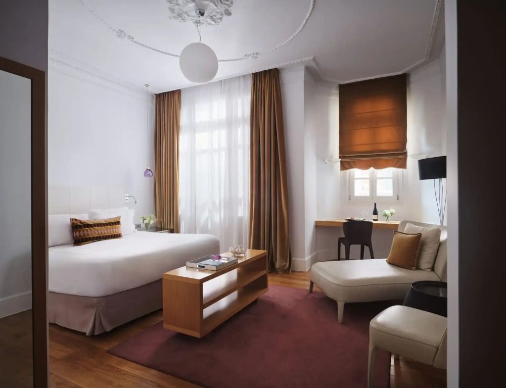 Junior-Suite mit geschmackvoller Einrichtung, komfortablem Bett und stilvollem Dekor.