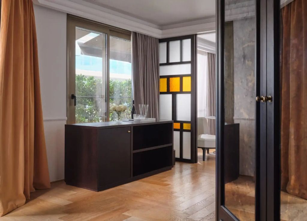 Eleganter Wohnbereich mit Holzboden und moderner Dekoration