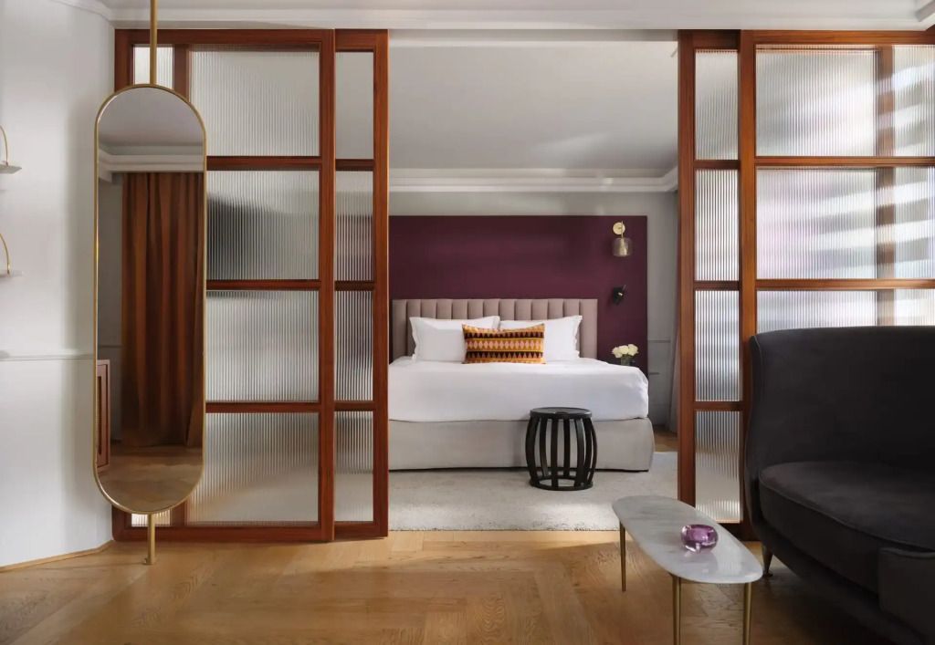 Luxus-Schlafzimmer mit Glasschiebetüren und eleganter Einrichtung