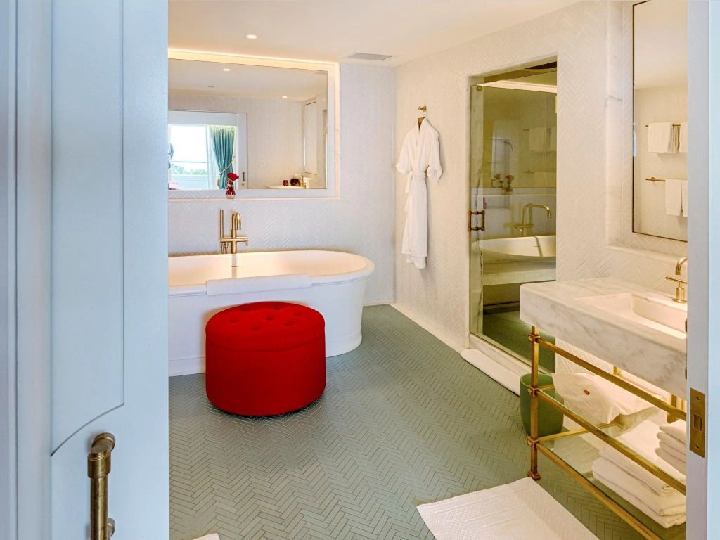 Modernes luxuriöses Badezimmer mit Badewanne und eleganten Dekorationselementen.