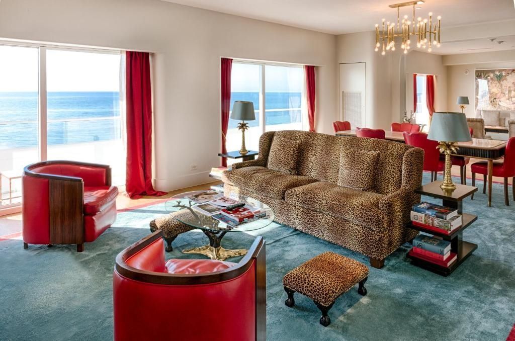 Wohnzimmer mit stilvollen Möbeln und Fenster zum Ozean.