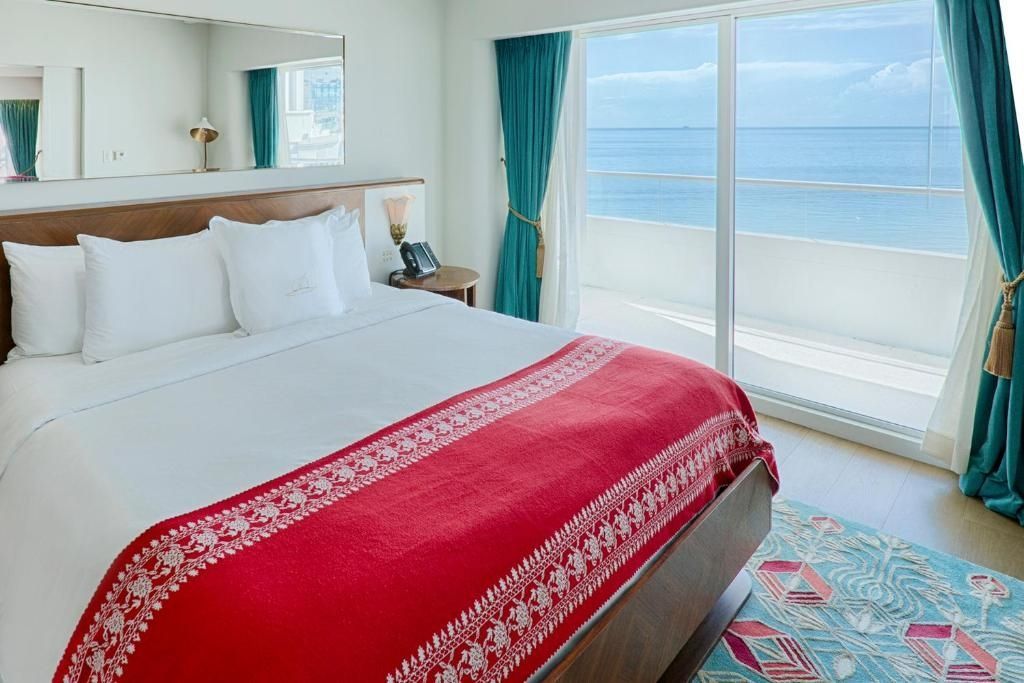 Helles Schlafzimmer mit Meerblick in der Imperial Vierer Suite