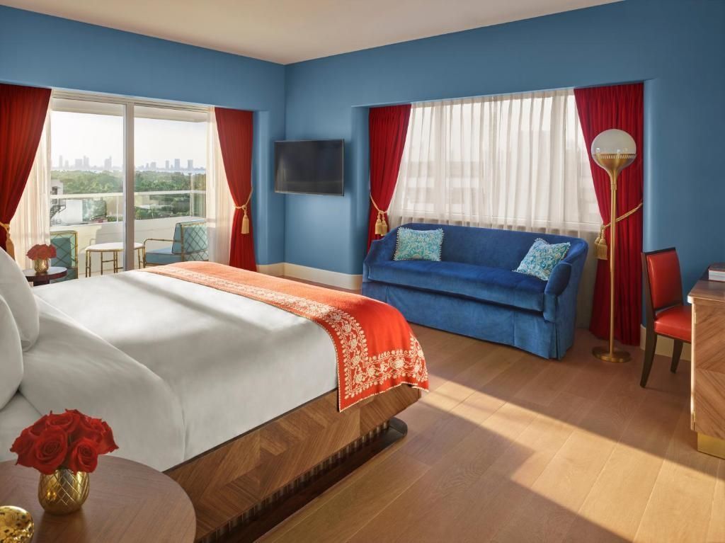 Geräumiges Schlafzimmer mit blauer Akzentfarbe und Stadtblick