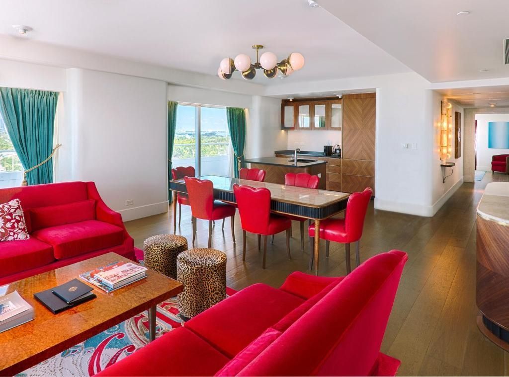 Moderne Suite mit rotem Sofa und Essbereich