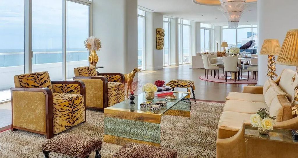 Luxuriöser Wohnbereich der Penthouse Suite mit Panoramablick und edler Einrichtung