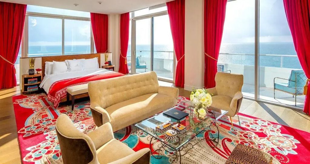 Schlafzimmer in der Penthouse Suite mit Meerblick und luxuriösem Dekor