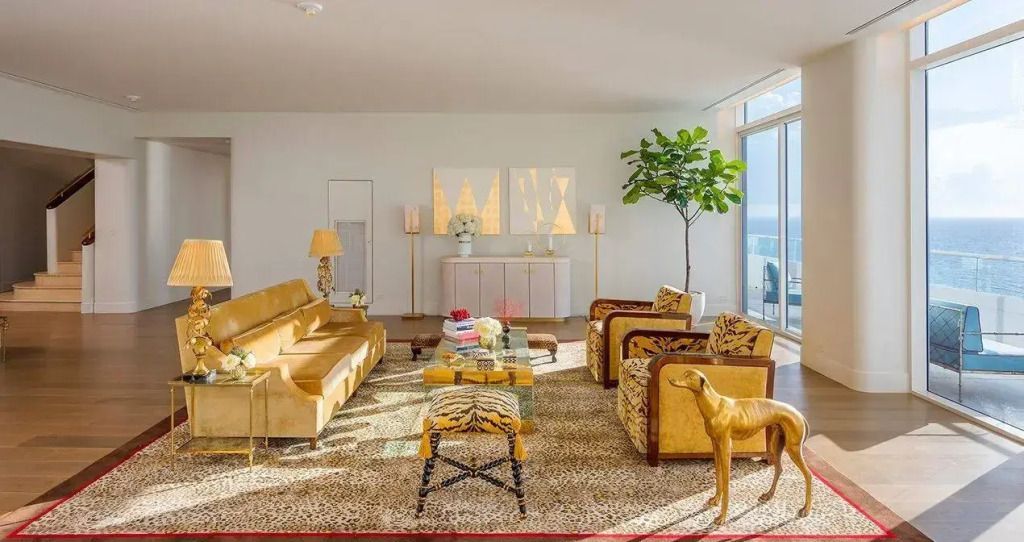 Geräumiger Wohnbereich in der Penthouse Suite mit stilvoller Einrichtung
