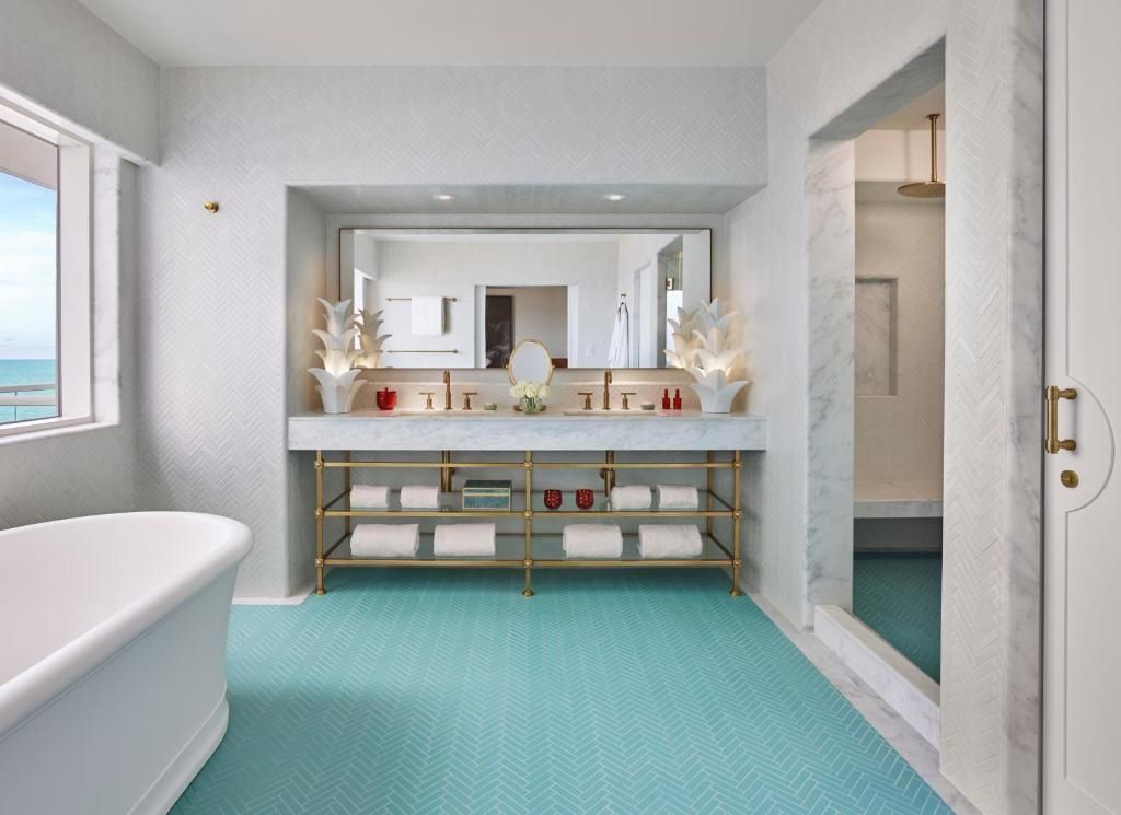 Modernes Badezimmer mit Doppeltwaschbecken und freistehender Badewanne.
