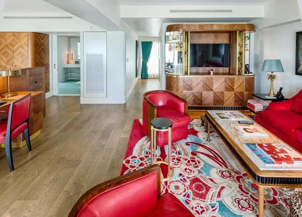 Wohnzimmer mit modernen Möbeln und Holzakzenten in der Suite