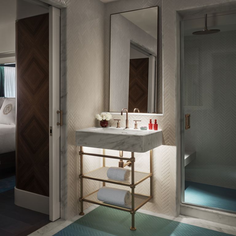 Modernes Badezimmer mit stilvollem Waschbecken und Regendusche