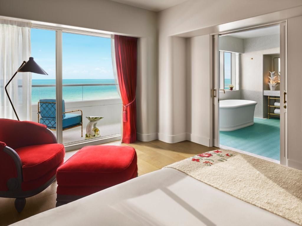 Suite mit Balkon und Meerblick, entspannende Atmosphäre, stilvolles Interieur, helle Farben