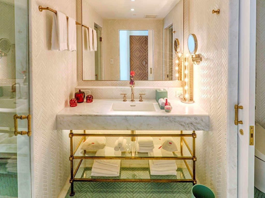 Luxuriöses Badezimmer mit beleuchtetem Spiegel und eleganter Marmoroberfläche