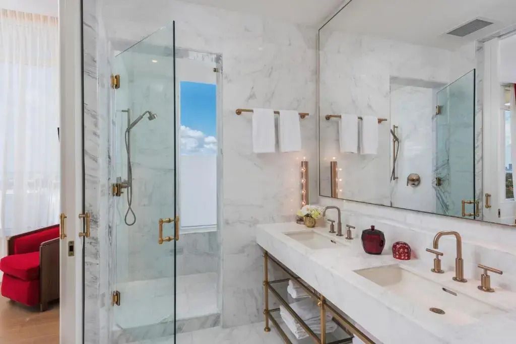 Modernes Badezimmer mit geräumiger Dusche und eleganten Marmorwänden