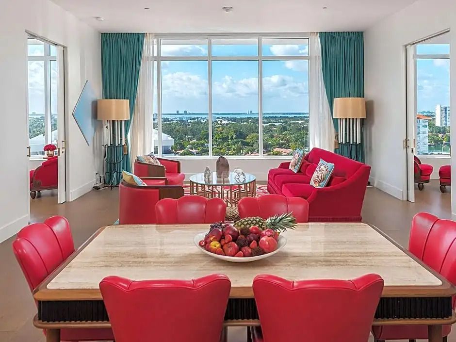 Wohnbereich der Suite mit großer Fensterfront und Aussicht auf die Bucht