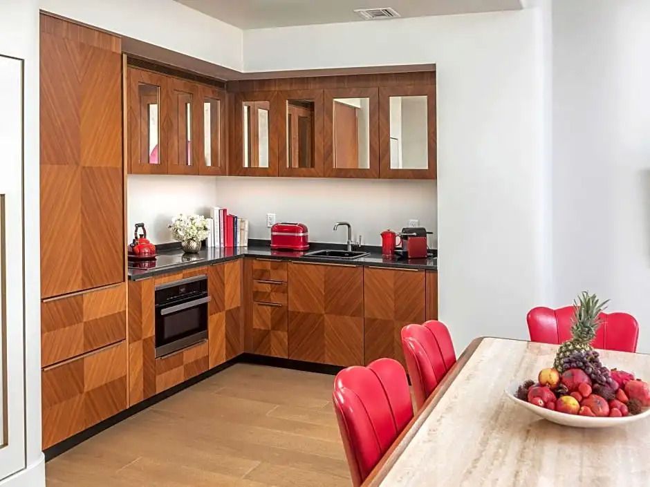 Moderne Küche der Suite mit Holzakzenten und roten Elementen