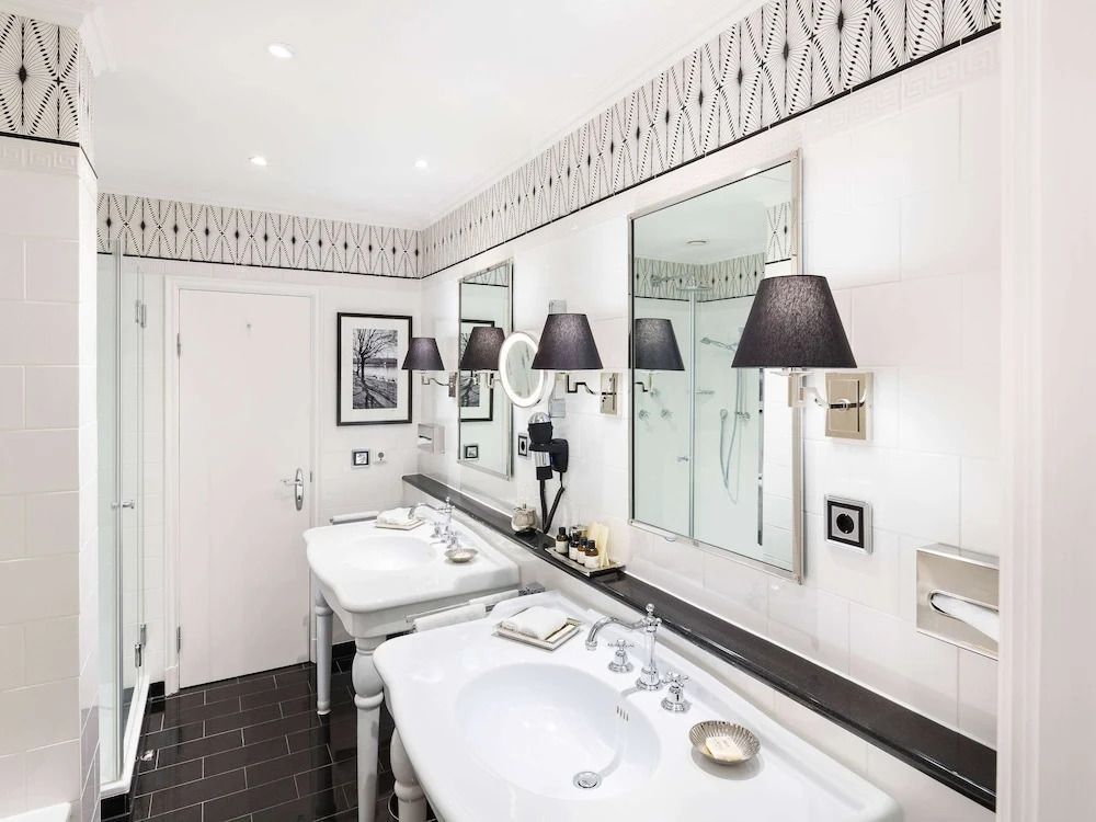 Luxuriöses Badezimmer mit zwei Waschbecken und eleganten Leuchten