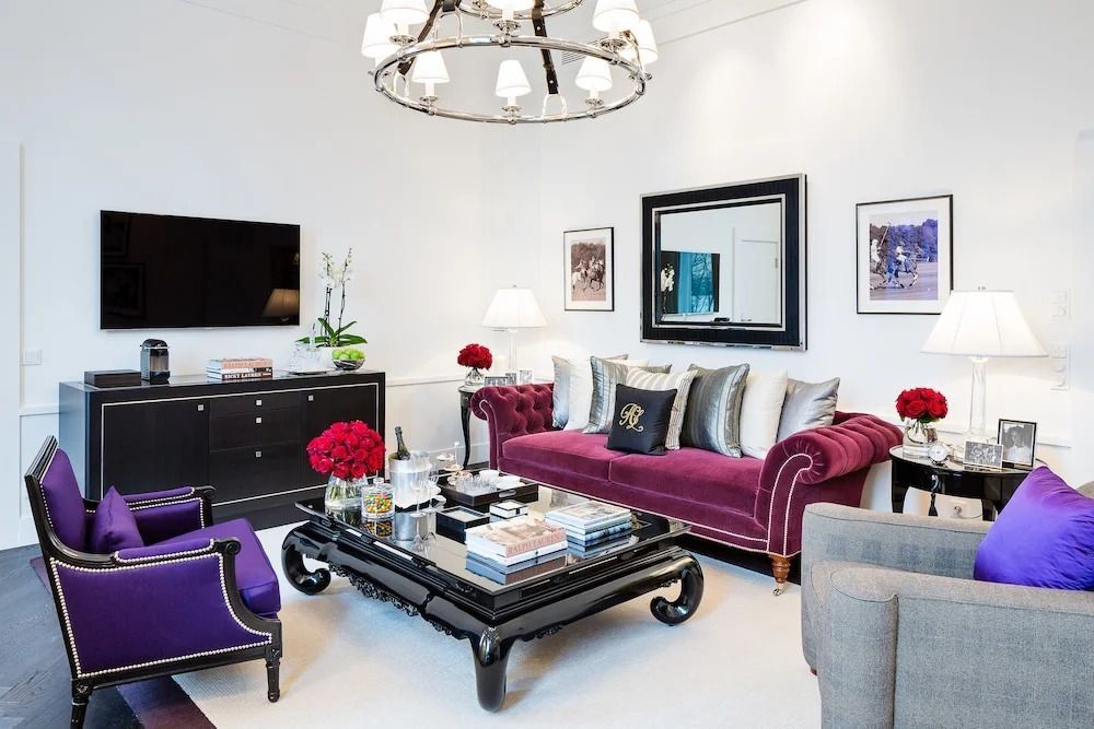 Luxuriöses Wohnzimmer mit eleganter Couch und edler Dekoration