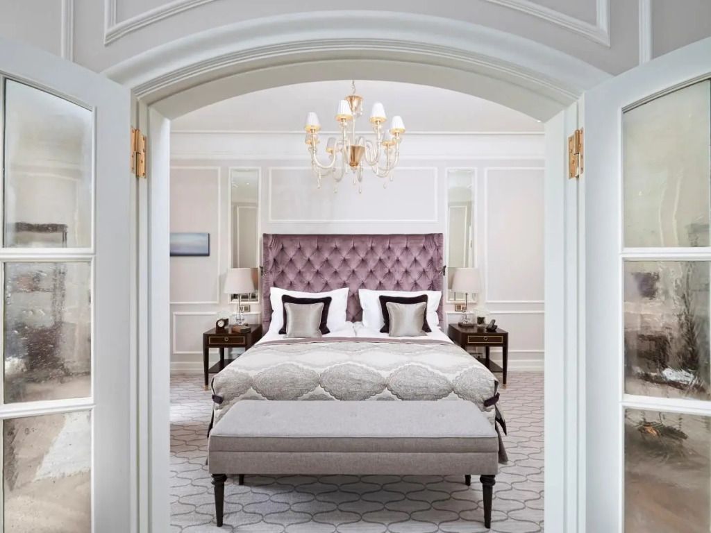 Elegantes Schlafzimmer in der Deluxe Doppel Suite mit luxuriösem Doppelbett und Kronleuchter