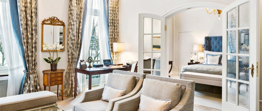 Komfortabler Sitzbereich mit Sesseln und Schreibtisch in der Deluxe Doppel Suite mit Blick