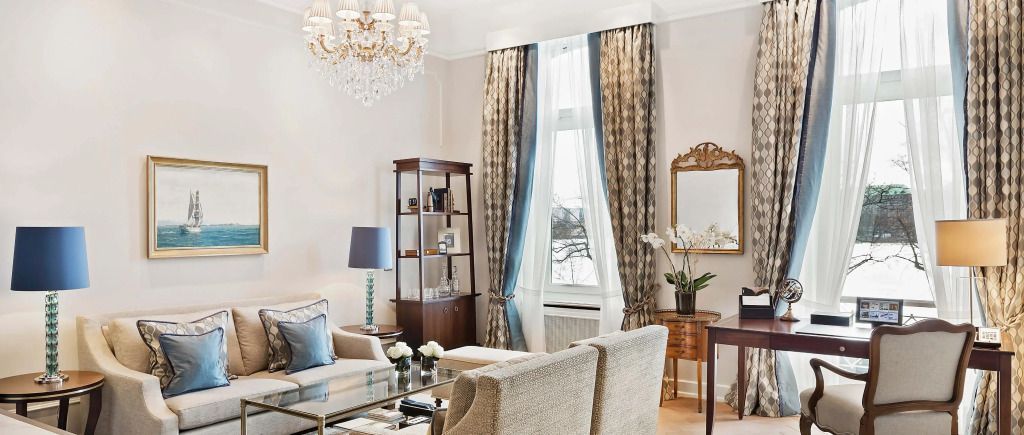 Stilvoll eingerichtetes Wohnzimmer mit eleganten Vorhängen und luxuriösem Dekor