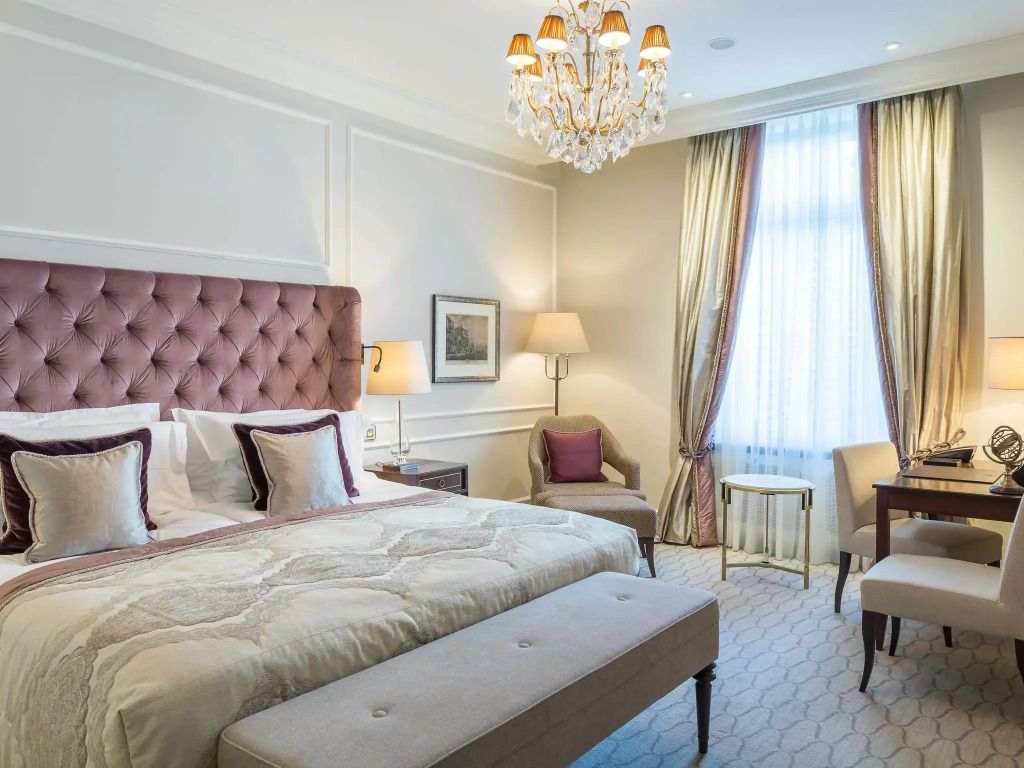 Elegantes Deluxe Doppelzimmer mit Kronleuchter und Sitzbereich