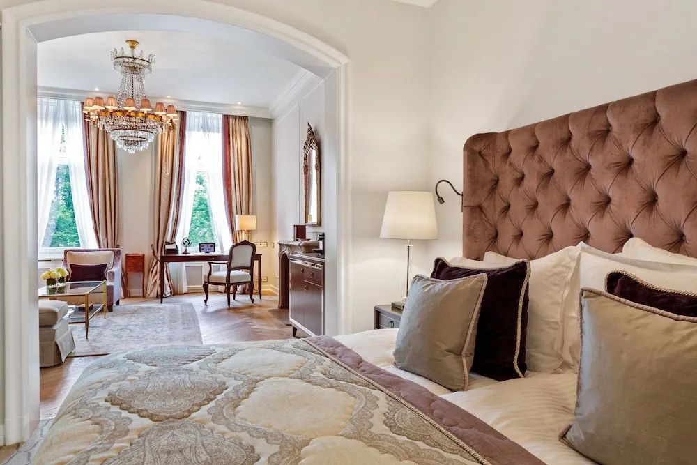 Elegante Junior-Suite mit luxuriösem Doppelbett und großen Fenstern