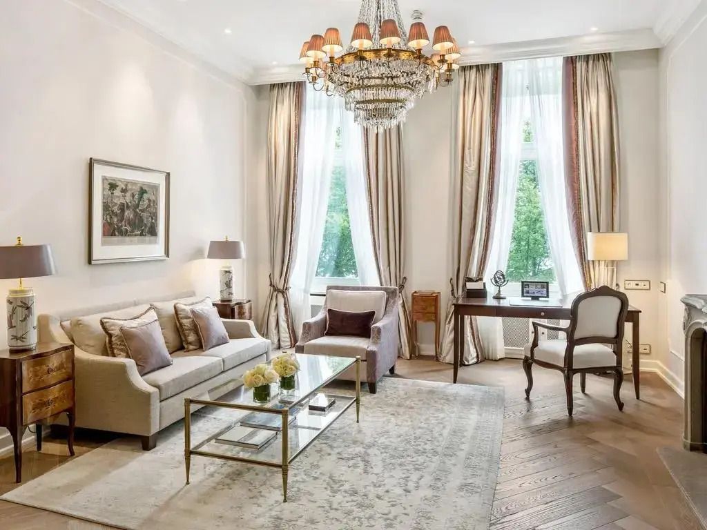 Helles Wohnzimmer in der Junior-Suite mit edlem Mobiliar und kristallinem Kronleuchter
