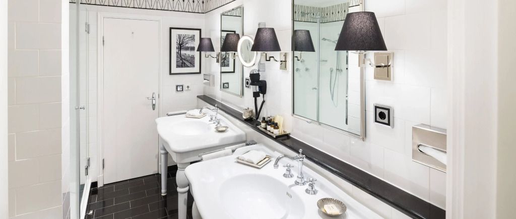 Badezimmer mit Doppelwaschbecken und stilvollen Lampen
