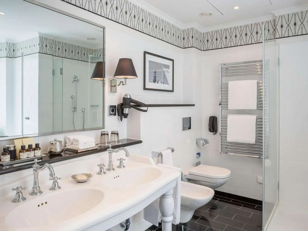 Modernes Bad mit großer Spiegelwand und eleganter Dusche