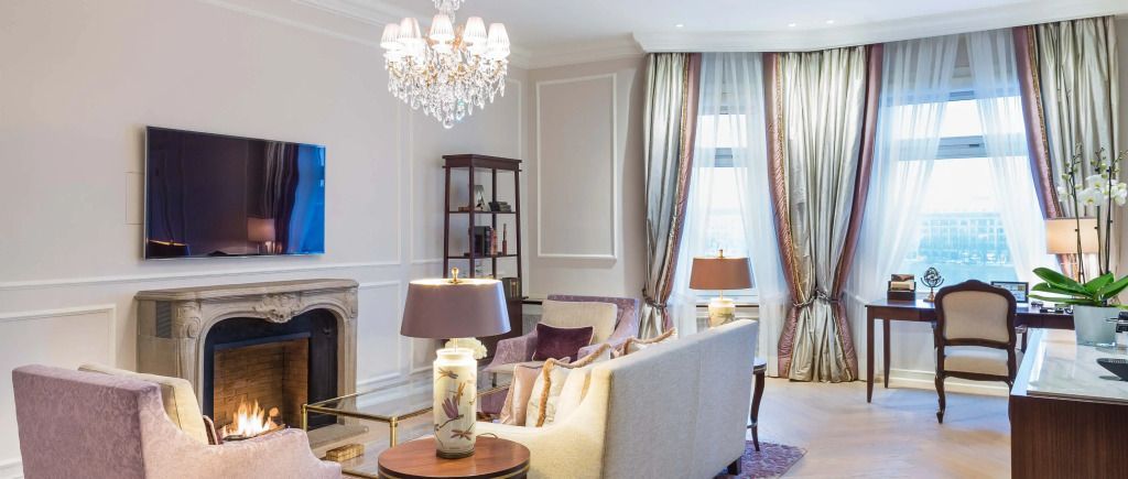 Luxuriöse Suite mit elegantem Wohnzimmer und Seeblick im Fairmont Hotel Vier Jahreszeiten
