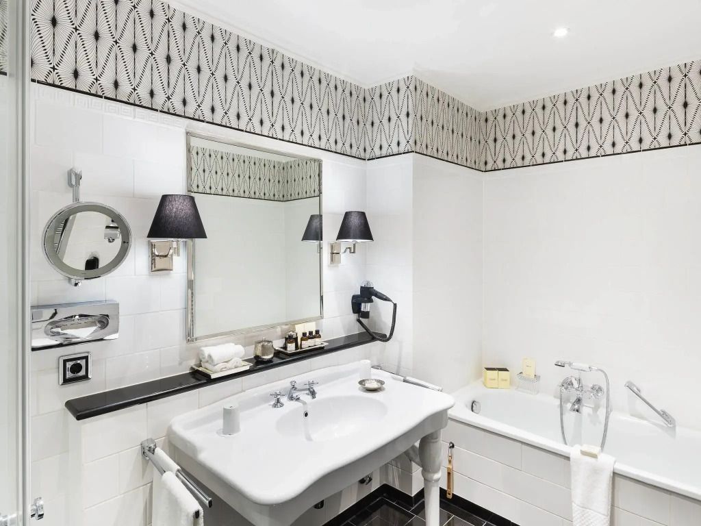 Modernes Badezimmer mit eleganter Einrichtung und weißer Gestaltung.