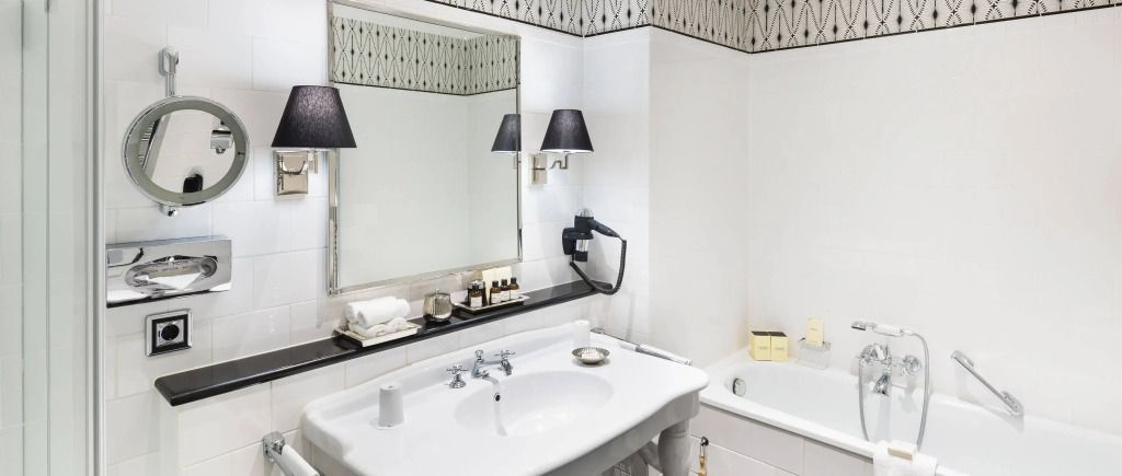 Modernes Badezimmer mit stilvollen Armaturen und grossem Spiegel