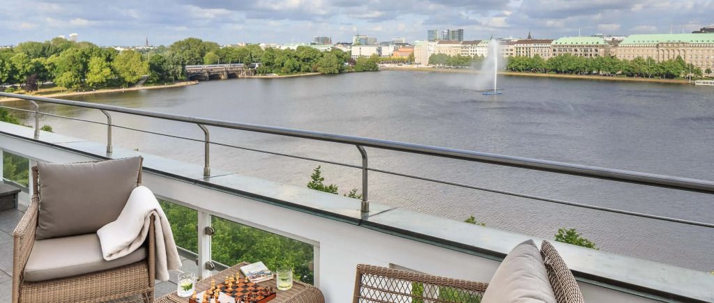 Aussicht vom Balkon auf den See mit Springbrunnen