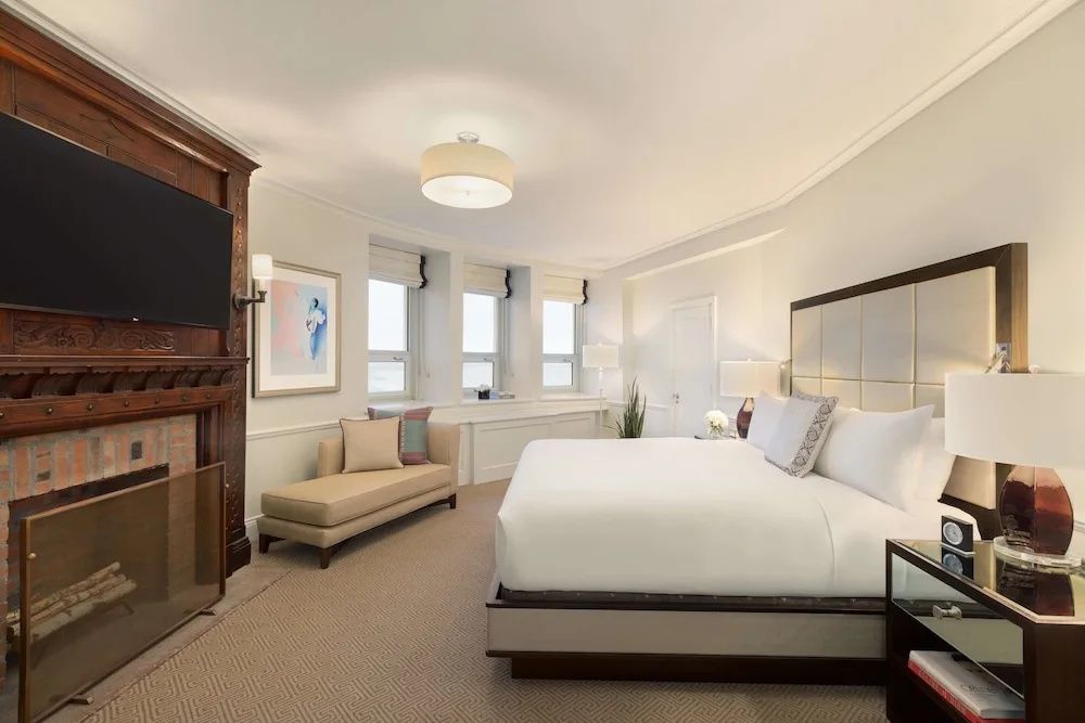 Elegantes Schlafzimmer der Céline Dion Suite mit großem Bett und modernen Dekorationen