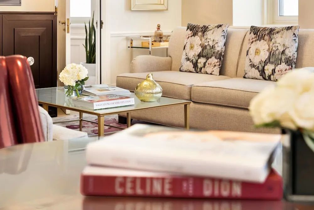 Detailaufnahme eines stilvoll dekorierten Wohnzimmers mit Blumen und Büchern
