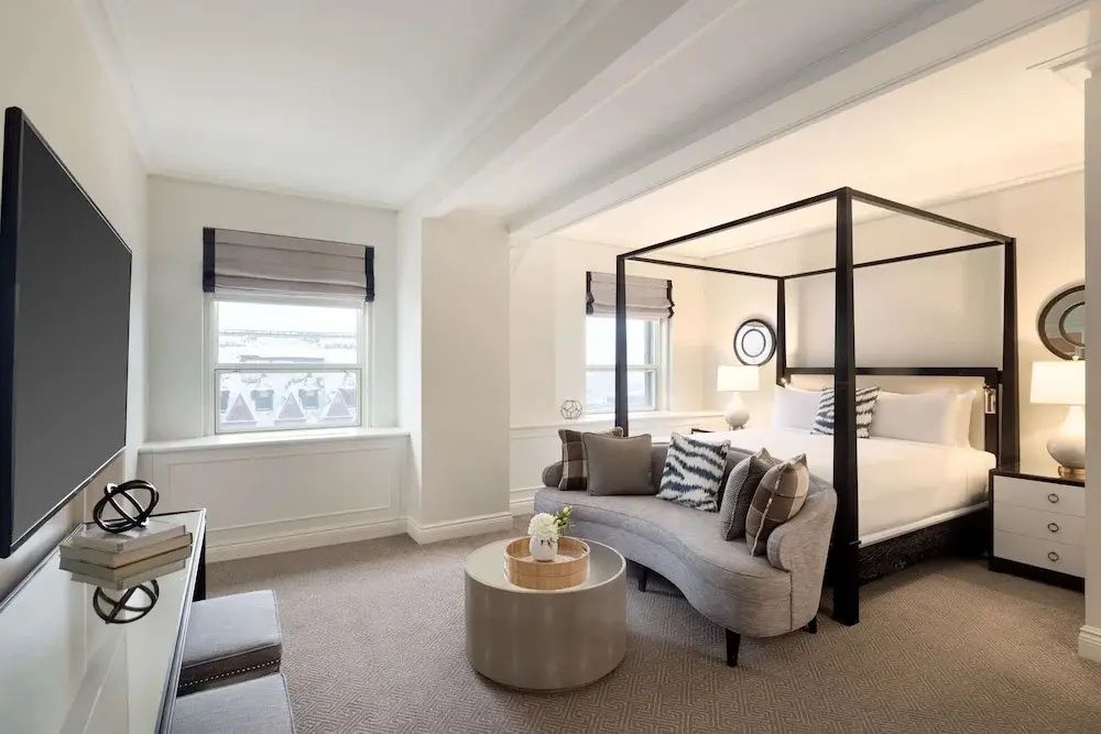 Elegante Suite mit Himmelbett und stilvoller Sitzgelegenheit