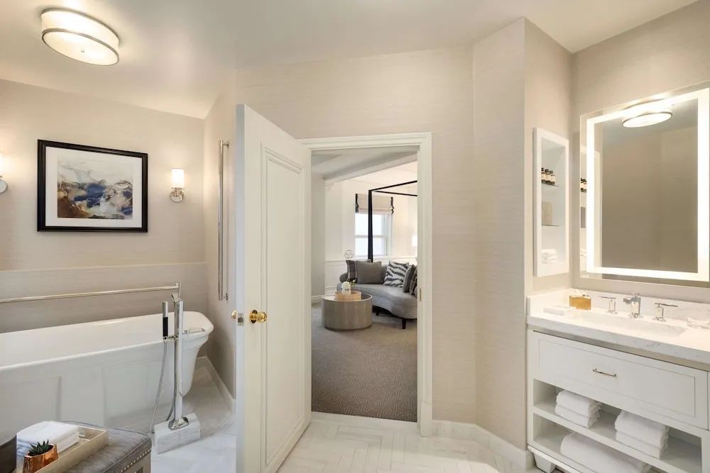 Badezimmer der Suite mit freistehender Badewanne und großzügigem Platz